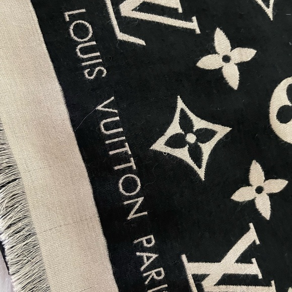 Louis Vuitton Giant Monogram Cashmere/Silk Shawl. - Picture 11 of 14